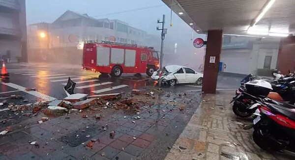 花蓮市馬姓一家三口將車子停在中興路邊，卻遭掉落的女兒牆砸中，坐在後座的45歲馬妻及7歲兒子1死1命危。圖／聯合報記者王燕華翻攝