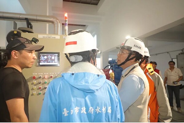 台南市長黃偉哲視察南區抽水站,肯定發揮功能,盼有助民眾擺脫淹水之苦。圖/台南市政府提供
