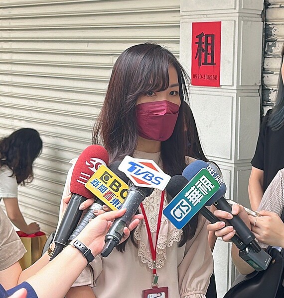 台北市簡任消保官龔千雅說,消費者若因颱風因素無法取貨,屬於不可歸責於消費者的情形。圖/台北市法務局提供