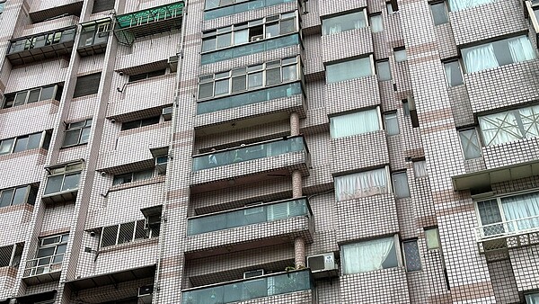 8樓陽台玻璃帷幕搖搖欲墜婦抓2小時,消防員擊破解危機。記者游明煌/翻攝