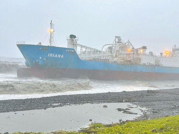 受到颱風凱米影響，屏東風大雨大，海上掀起大浪，印尼籍貨輪「伊莉安娜（IRIANA）」24日擱淺屏東沙灘。圖／海巡署提供