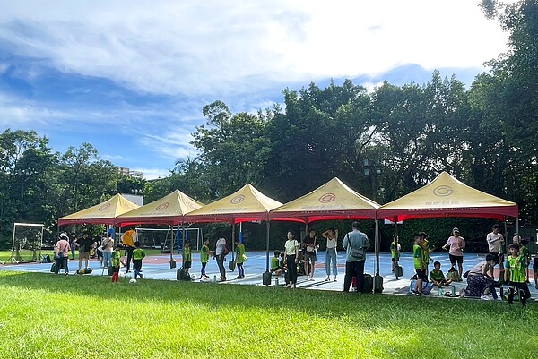 永慶房屋提供5頂活動帳篷,讓參加足球營隊的小朋友和家長有遮陽的地方休息。