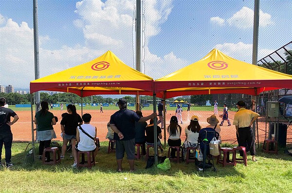 第十七屆勝求盃全國少棒邀請賽每天多達16場比賽,永慶房屋提供帳篷,讓家長有陰涼又舒適地方為孩子加油打氣。