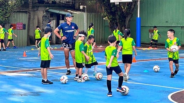 台北親子足球營為6至12歲的孩子設計足球運動,於7月8日至7月19日在大同大學操場活力開踢。