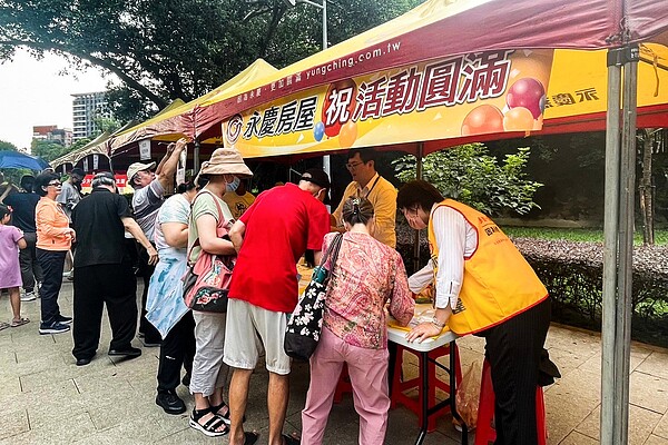 永慶房屋熱情參與2場社大成果發表會,設立攤位提供活動物資,助活動圓滿順利。圖/永慶房產集團提供