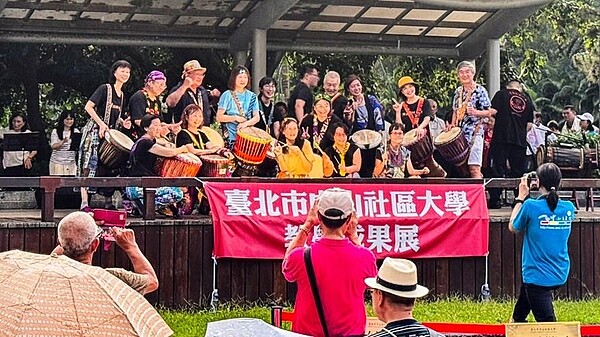 7月6日台北市中山社區大學在榮星花園舉行成果發表會,多樣舞台表演,吸引民眾觀賞。圖/永慶房產集團提供