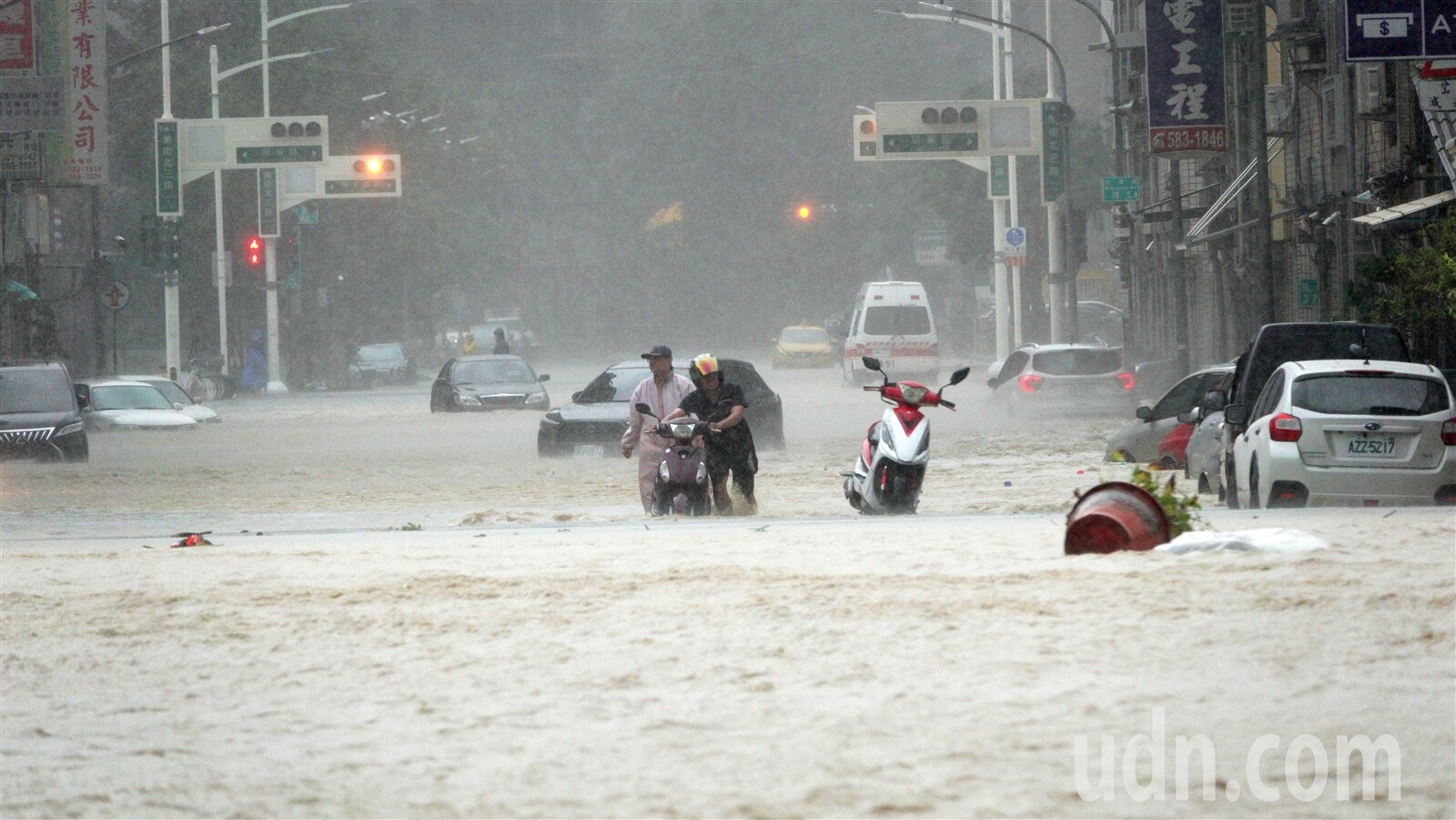 颱風帶來大豪雨，中南部災情頻傳，圖為高雄市九如四路淹水情況。記者劉學聖／攝影 