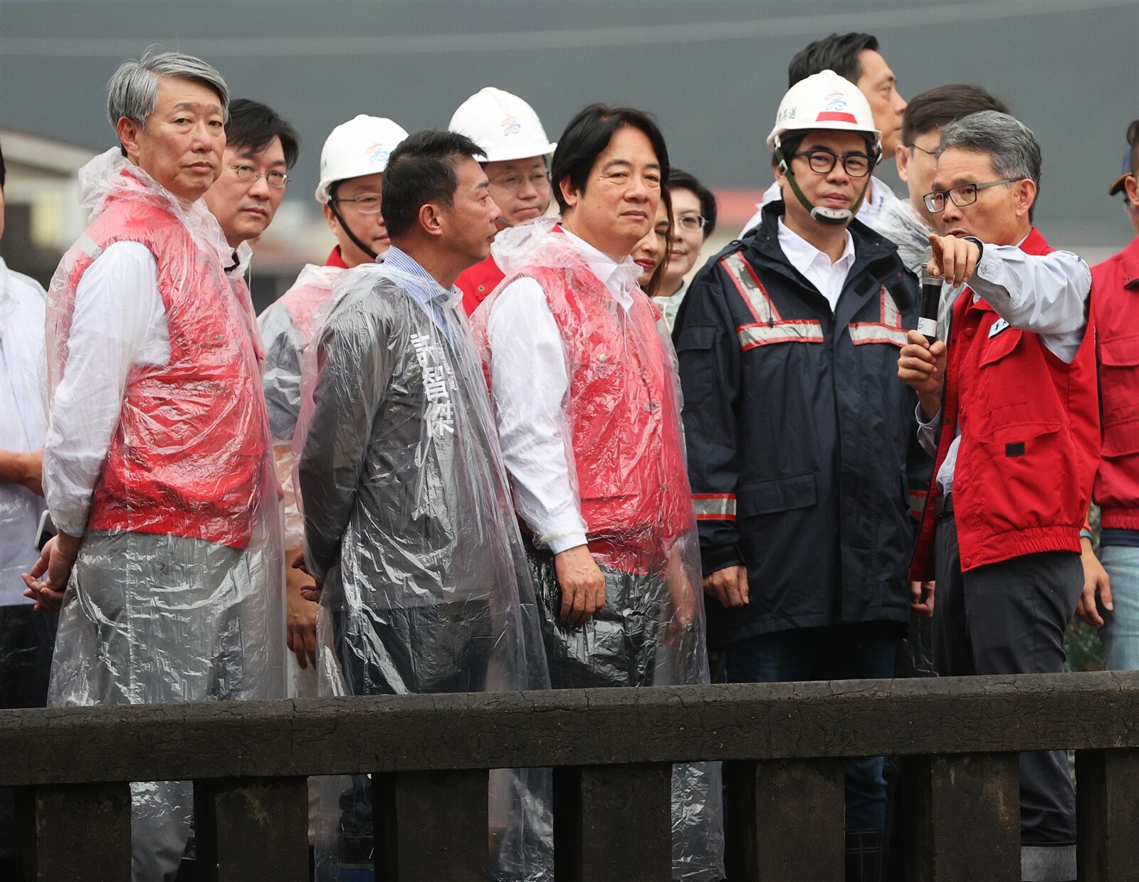 凱米颱風造成中南部嚴重災情，高雄市除了依規定針對住戶淹水50公分以上住戶，每戶核發1.5萬元慰問金之外，中央也加碼2萬元，一般戶最多可領3.5萬元。記者潘俊宏／攝影 