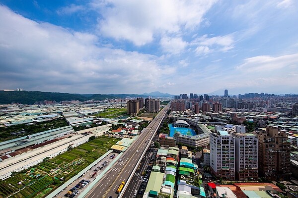 新莊副都心、頭前交通動線完善,可快速銜接國道1號五股交流道與台64、65快速道路。圖/現場提供