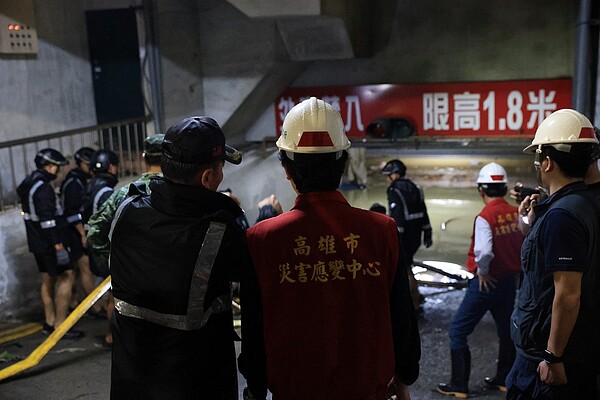 凱米颱風為高雄帶來驚人雨勢，有大樓的停車場嚴重淹水。圖／取自陳其邁臉書