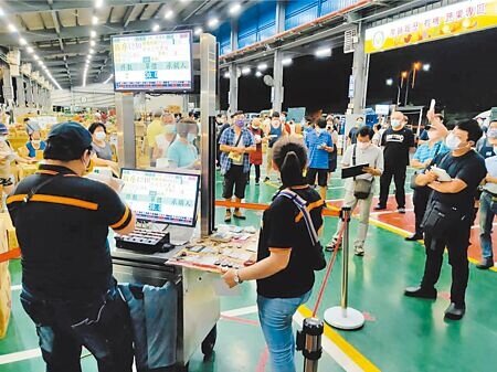 新北果菜公司26日恢復交易,市場供不應求,平均漲幅2成5至3成。新北果菜公司經理郭榮瑞說,菜價要回穩至少要等半個月以上。(本報資料照片)