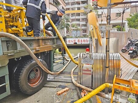 
高雄市三民區德山街1棟大樓，地下室因凱米颱風淹水，停車場內汽機車全滅頂。（羅琦文攝）
