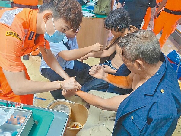 在高雄外海沉沒的坦尚尼亞籍貨輪「FU-SHUN」,9名緬甸籍船員棄船逃生,已有4人幸運獲救,船員身上有輕微擦挫傷,已被安置於高雄現代旅館。圖/中央災害應變中心提供