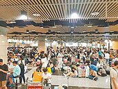 金澎近萬旅客滯留　凌晨排隊搶機位