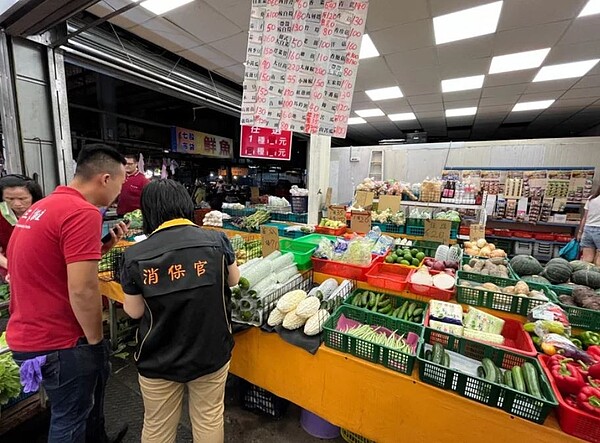 台南市府消保官訪颱風後菜價其中葉菜災損價揚明顯。圖／台南市政府提供