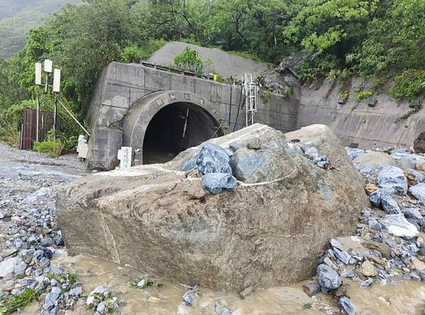 台鐵北迴線受凱米颱風侵襲，災情慘重，軌道遭土石掩埋，隧道內大淹水。圖／讀者提供