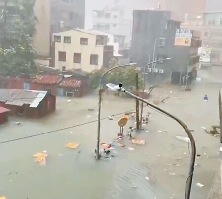 
凱米颱風帶來的強降雨除了重創高雄山區，就連市區也災情頻傳，此次高雄大淹水，藍綠在治水議題上有不同見解，雙方隔空開火引發論戰。（本報資料照片）
