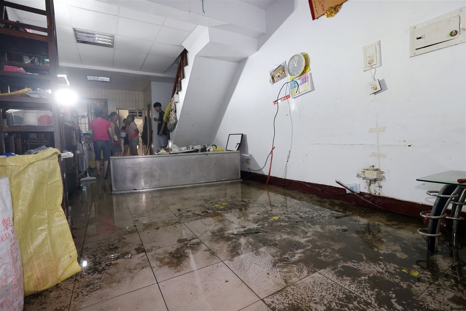 高雄市三民區本和里滯洪池周邊的住戶,颱風侵襲時水淹160公分高受災嚴重,大夥還在斷電的情況下,逐步收拾淹水後的家園。記者許正宏/攝影