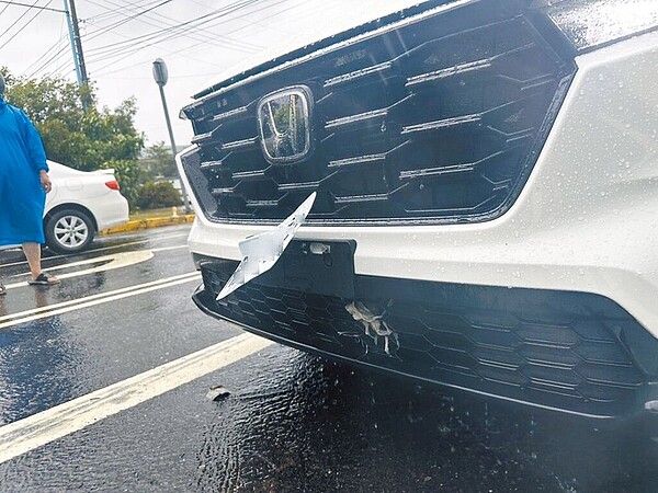 凱米颱風挾帶雨彈狂炸南台灣，後續傳出多起車牌遺失，修車師傅透露，現在車牌較薄加上鎖點不同，容易被水流沖走或變形。圖／民眾提供