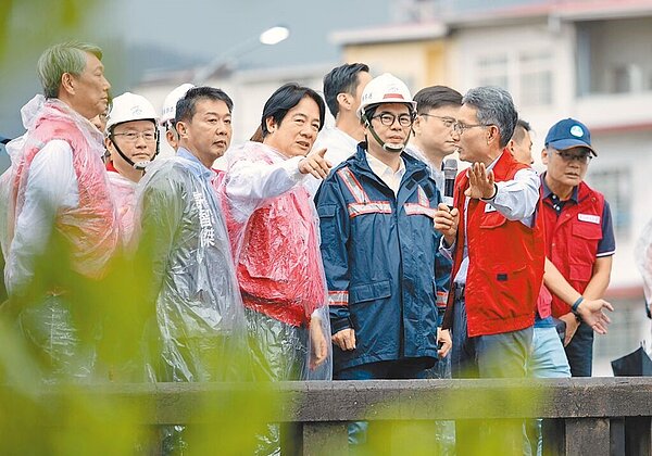 凱米颱風為高雄帶來驚人雨勢，賴清德總統（前排中）與高雄市長陳其邁（前排右二）26日上午前往美濃區美濃橋勘災。圖／總統府提供