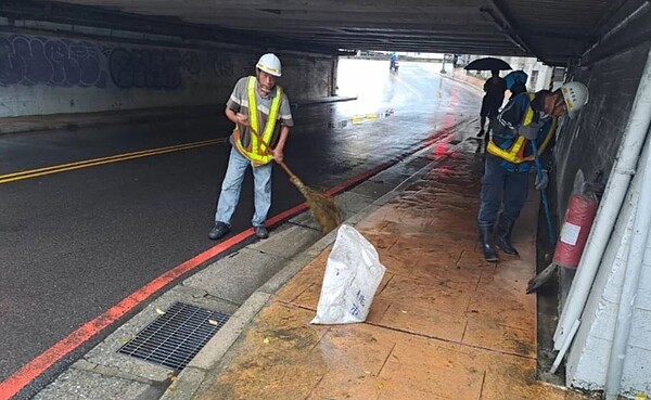 桃園區公所在颱風來襲前就加強巡檢和清運易淹水的地下道。圖/桃園區公所提供