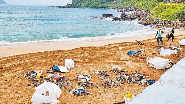 凱米颱風過後導致大武崙沙灘有許多海漂垃圾，基市環保局26日出動機具和人員清理沙灘垃圾，預估2天時間才能清完垃圾，最快28日上午才開放。圖／基隆市產發處提供