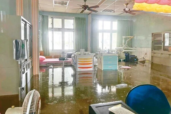 強颱凱米重創南台,台南市教育局長鄭新輝昨勘查鹽水、後壁校園災情,有校舍屋頂破損漏水。圖/鄭新輝提供