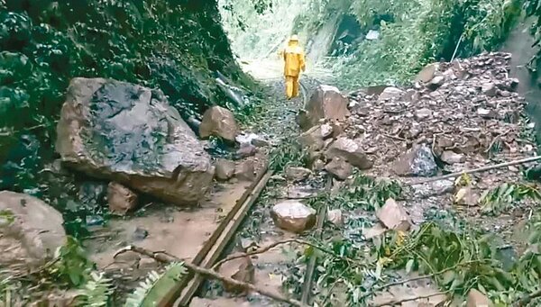 嘉義縣阿里山林業鐵路通車未滿月,遭遇強颱凱米考驗,停駛4天全面巡檢,部分鐵軌邊坡土石滑落、遭洪水淹沒樹倒。圖/阿里山林鐵及文資處提供