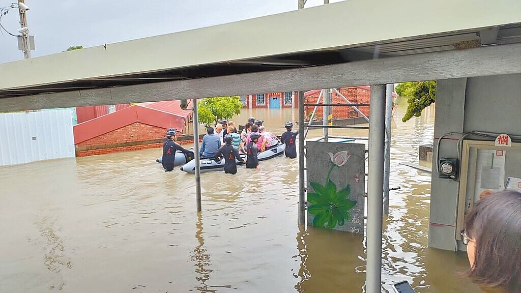 後壁區找來國軍支援船艇,協助撤離居民與載運物資。圖/後壁區公所提供
