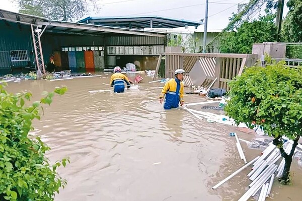 台南市新營區清潔隊被大水圍困，垃圾車無法進出，無法收運垃圾。圖／取自新營區公所粉專