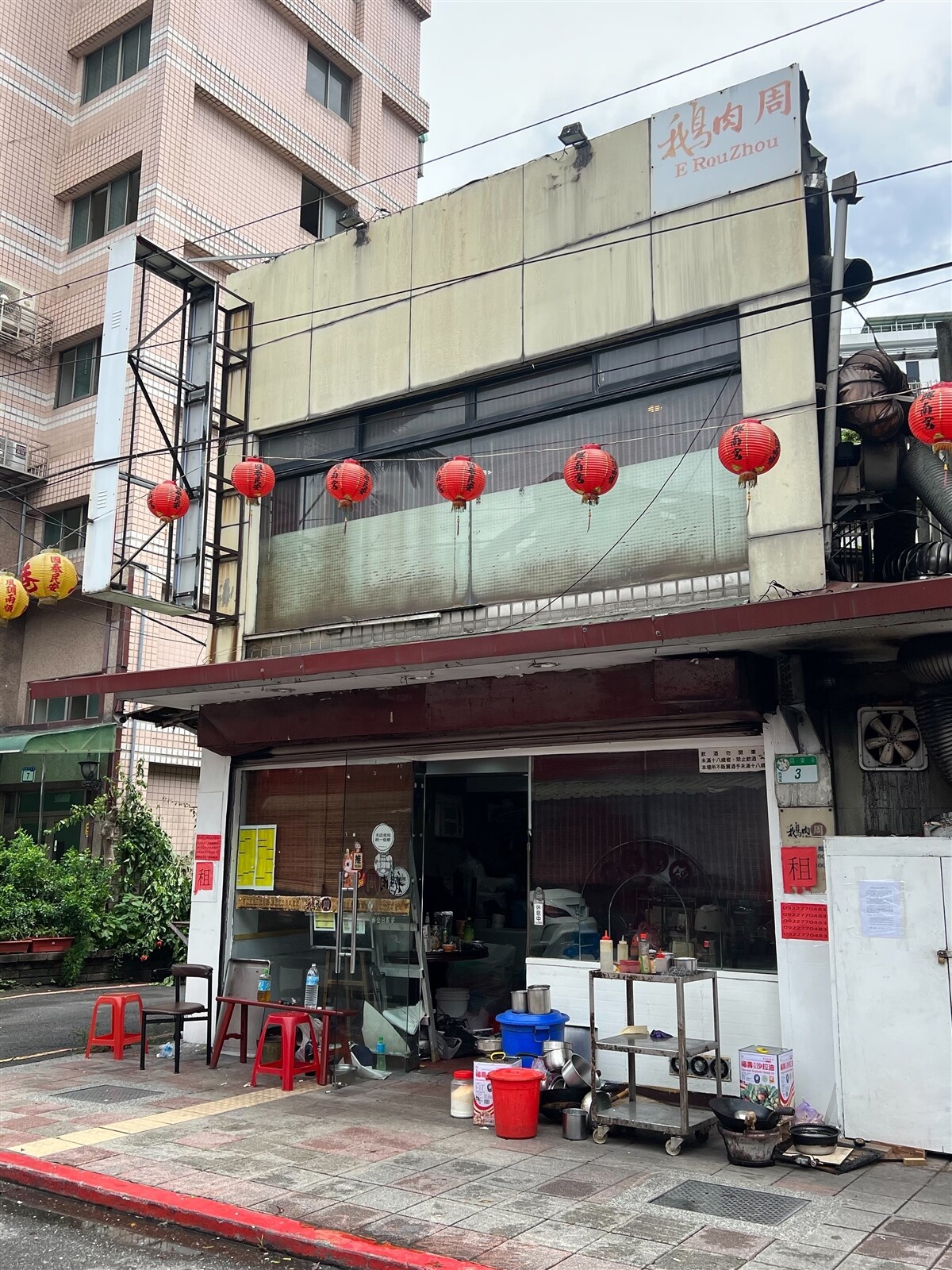 台北南港鵝肉周在地經營40多年，7月上旬發生疑似食物中毒事件，累計11人就醫，衛生局下令停業並採集6件檢體送驗，業者未待檢驗結果就已公告歇業。記者林佳彣／攝影 