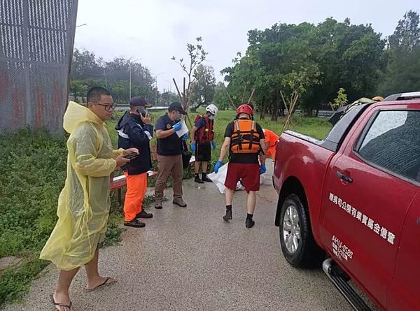 據調查，死者為男性年約60歲，已明顯死亡，惟死者身上未帶任何證件，鑑識人員到場採集死者指紋，釐清其身分。圖／讀者提供