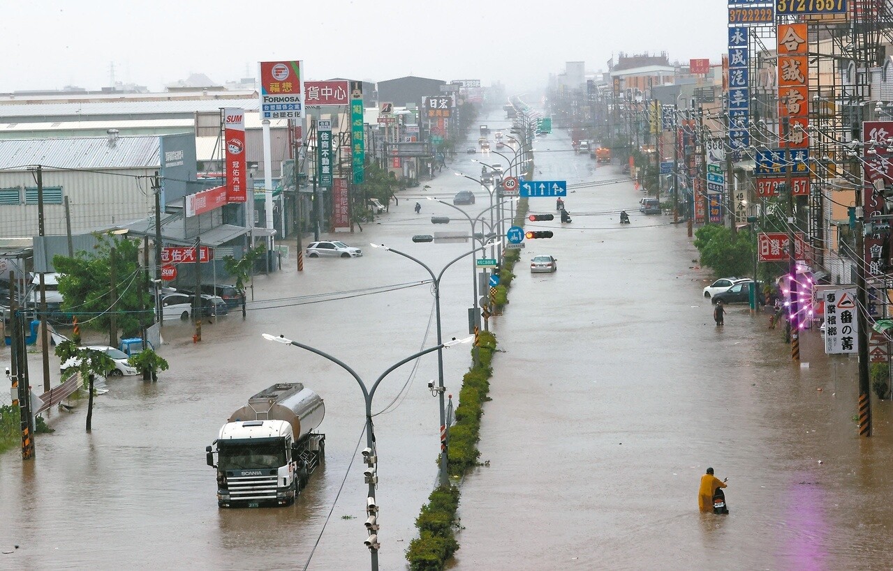 凱米颱風挾帶暴雨造成台灣各地出現淹水情況。記者劉學聖／攝影 