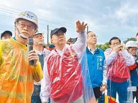 
行政院長卓榮泰（左二）27日到台9線勘災。（王志偉攝）
