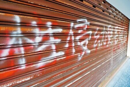 北市信義區1家私立幼兒園,兩年前爆發多名幼童遭園長之子性騷擾、性侵害,但媒體礙於《兒少法》不能公開機構名稱,輿論炸鍋。圖為該幼兒園原址遭人噴漆。(本報資料照片)