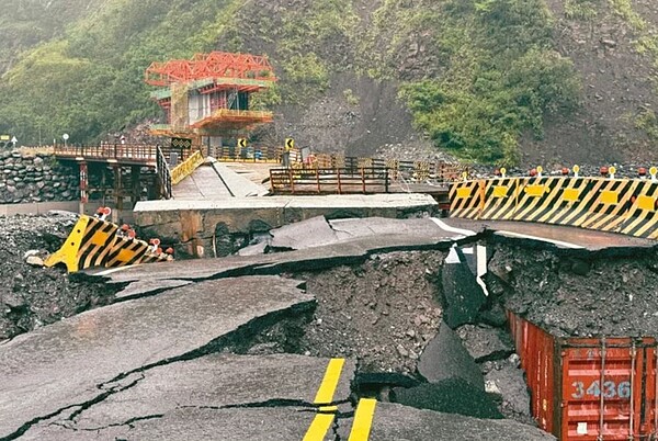 凱米颱風重創高雄山區，南橫公路明霸克露鋼便橋遭沖毀。圖／甲仙工務段提供