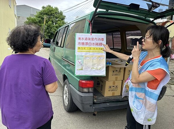 台南市衛生局前往積淹水區，宣導清理家園要做好個人防護。圖／台南市衛生局提供