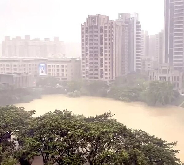 凱米來襲高雄大淹水，遭質疑是因許多埤塘被填平所致。記者王昭月／翻攝