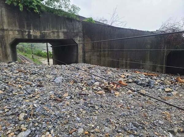 27日上午北迴線和仁=崇德間K56+620及K56+820至950又有大量土石流淹沒軌道。圖/台鐵公司提供