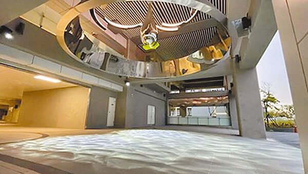 台中捷運車站首座公共藝術「尚水」,就設置在綠線舊社站,中捷公司同時打造首座微型圖書館及練舞空間,盼透過多元特色連接在地。圖/台中市府提供