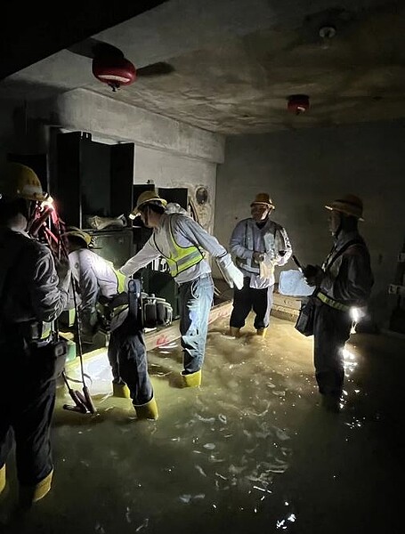 針對高雄市發生嚴重淹水，台電已調度人力及抽水設備全力搶修，儘早恢復供電，懇請民眾多多諒解。圖／台電提供
