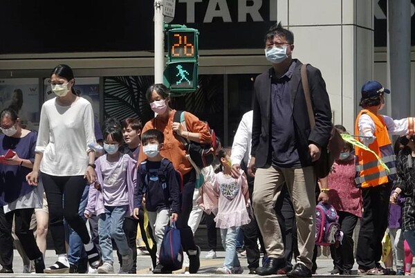 行人綠燈早開先行,民眾在行人專用號誌亮燈後穿越人行道。圖/聯合報系資料照