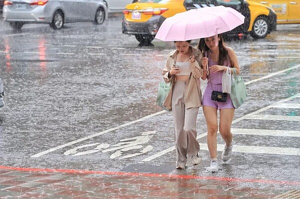 部分地區午後有雷陣雨。聯合報系資料照