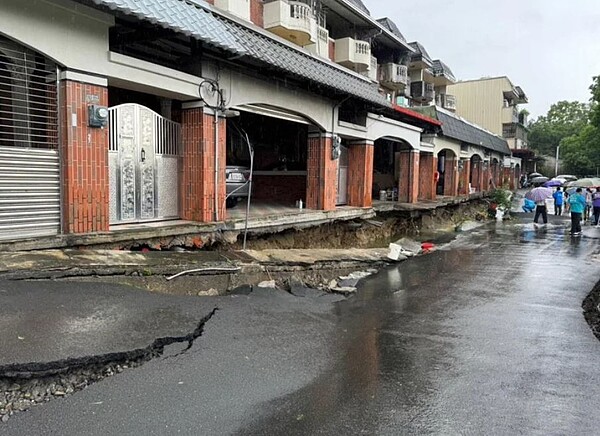 竹山鎮德山巷地層下陷，地面落差最高達170公分，透天別墅地基裸露。圖／竹山鎮公所提供