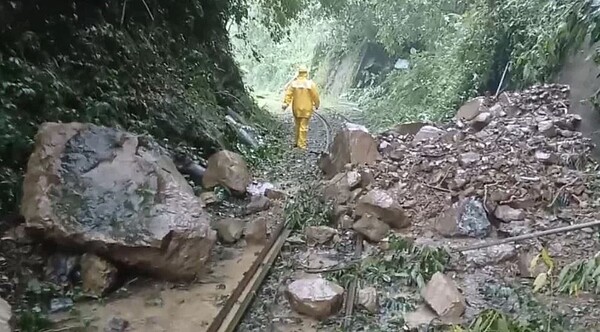 嘉義縣阿里山林鐵遇強颱凱米侵襲，隧道及鐵道挺過考驗，但沿線近百公噸落石及樹木需清除。圖／林鐵及文資處提供