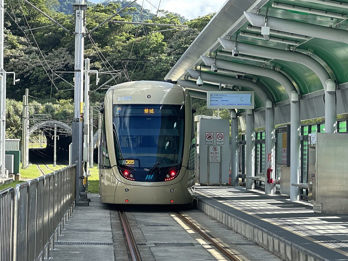 安坑輕軌全線約7.5公里,去年2月上路,實地觀察,尖峰時段與離峰時段運量落差大,新北捷運公司也適度加密班距,避免民眾在尖峰時刻搭車久候。記者王慧瑛/攝影