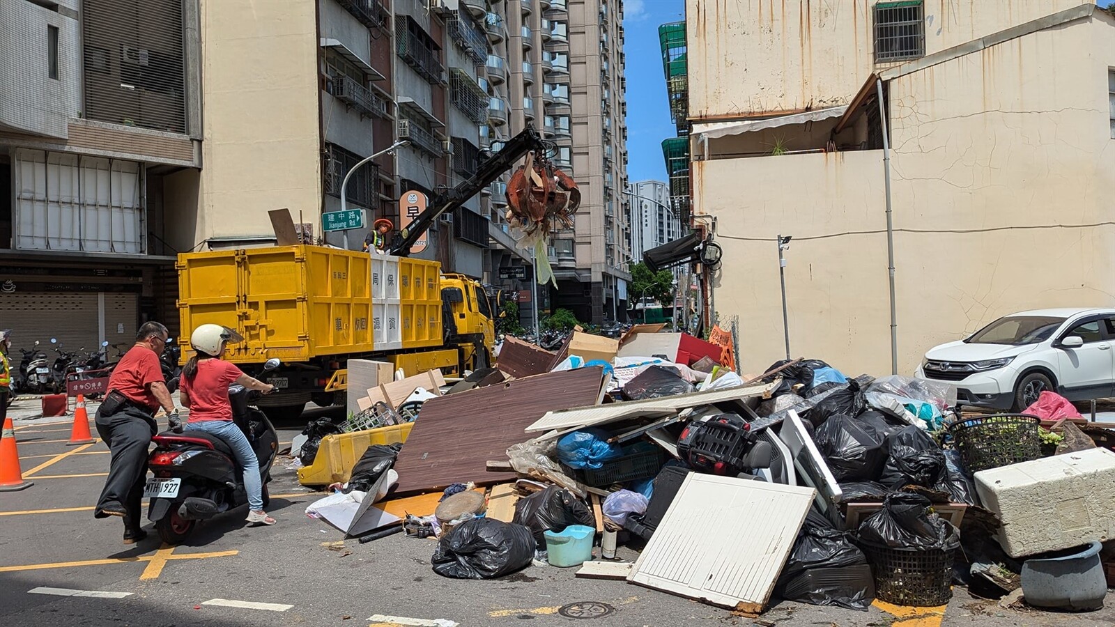 高雄市三民區許多住家將泡水的家具及垃圾清出堆放，等待環保局人員清運。記者潘奕言／攝影 