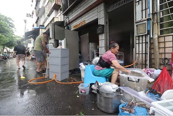 衛福部疾管署發言人羅一鈞說,以往觀察,積淹水一周後,登革熱病媒蚊指數就會上升,未來一周是關鍵清理期。圖/聯合報系資料照片