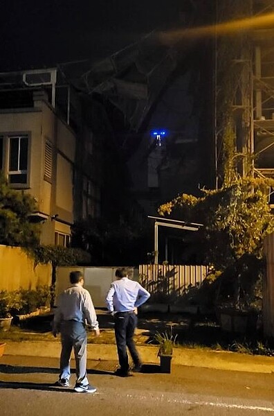 台中市都發局長李正偉與科長等人,到北屯現場了解鷹架倒塌情形。圖/都發局提供