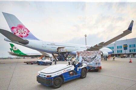 
受凱米颱風影響，中華航空26日因班機延誤，加上桃園航勤處理行李延遲太久，旅客不耐久候而大發雷霆，地勤人員不堪壓力當場下跪道歉，引發風波，事後華航力挺員工，桃勤則出面道歉。（示意圖，非新聞事件當事人∕陳麒全攝）
